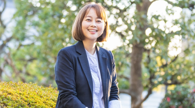 こどもと養親との双方向からこどもの生い立ちを整理する「ライフストーリーワーク」