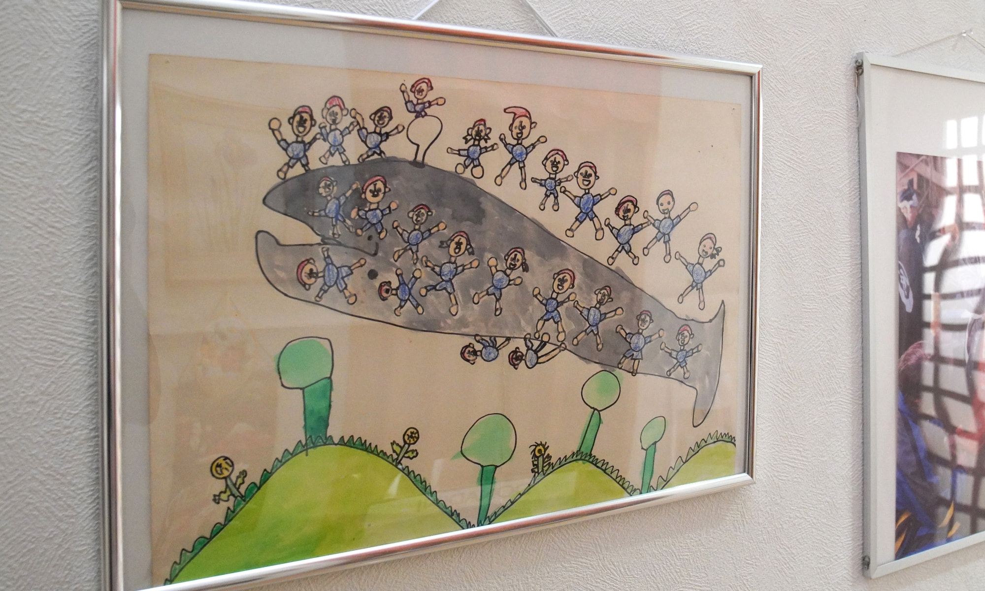 隼人さんが小さい頃に描いた「クジラ」の絵。いまも廊下に大切に飾られている