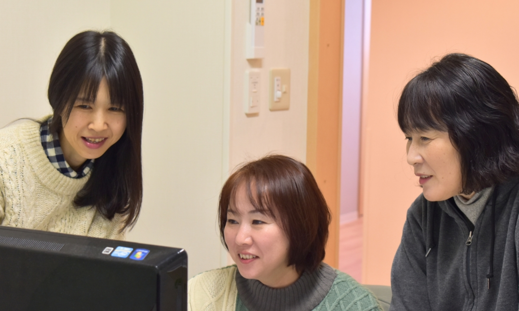 「ブレス・ユー」で支援を担当する左から後藤真由美さん、渡邉由季さん、本庄公多子さん