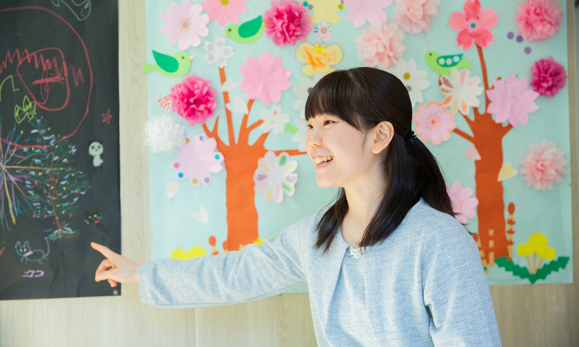 こどもたちが描いた絵画について説明する溝部聡子さん